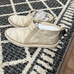 NEW TOMS Bryce Egret Camo printed canvas size 9 - CUTE SLIP ON SNEAKER!